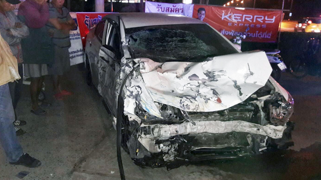 ครูสอนขับรถซิ่งนิสสัน เสียหลักพุ่งข้ามเลนชนเก๋งสวนทางตัวเองดับคาที่