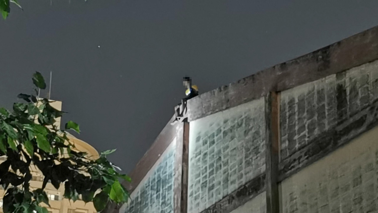 ชายจะโดดหลังคาโกดังซอยเจริญกรุง อยู่ดีๆ สลบ ตร.ต้องขึ้นกระเช้าช่วยเหลือ