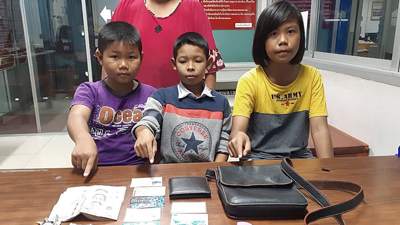 3 เด็กดีเก็บกระเป๋าเงินกว่า 2 หมื่นบาท ส่งให้ตำรวจหาเจ้าของจนเจอ