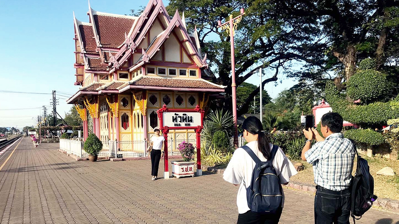 สถานีรถไฟหัวหิน ปรับปรุงใหม่ ผู้โดยสารทั้งไทย-เทศ เริ่มใช้บริการมากขึ้น