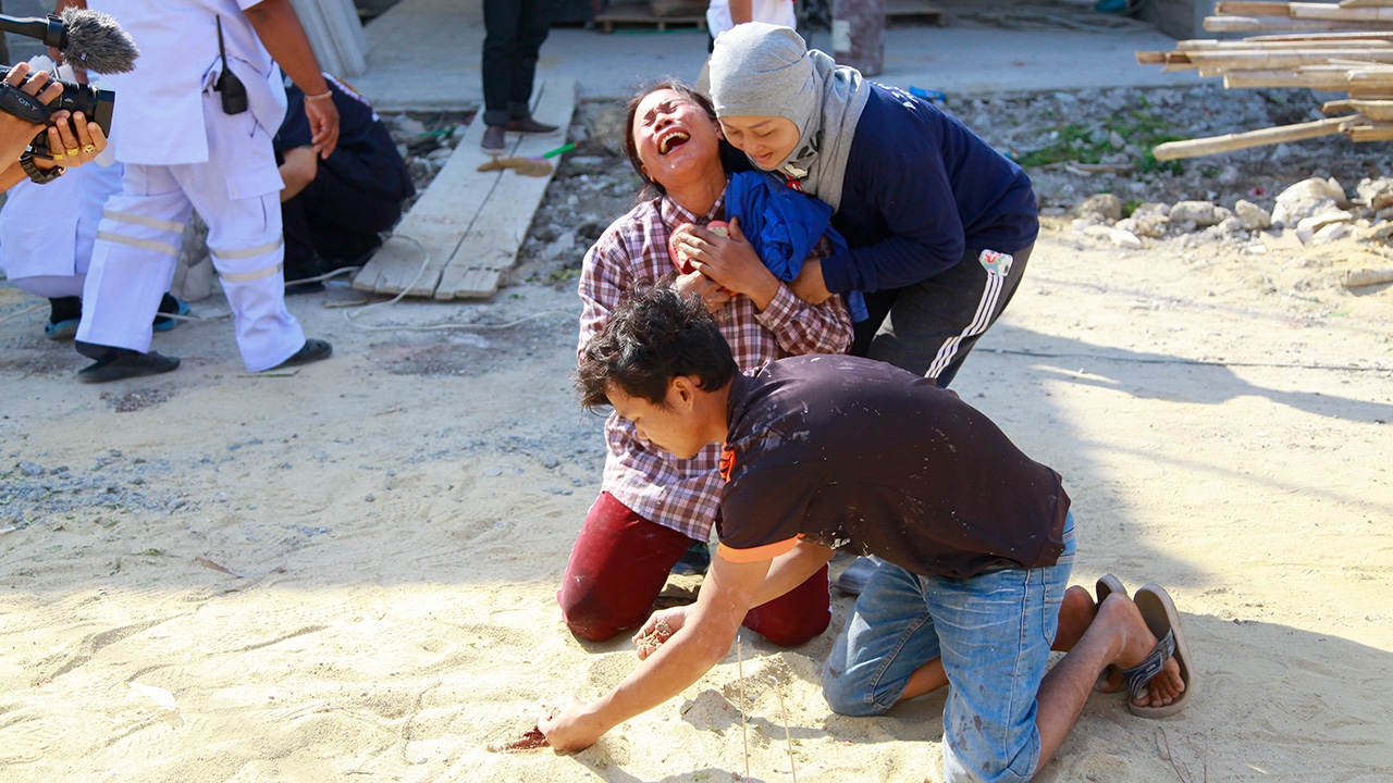  พ่อเป็นกรรมกร พาลูกสาว 3 ขวบมาทำงานด้วย ถูกรถผู้รับเหมาทับดับ 