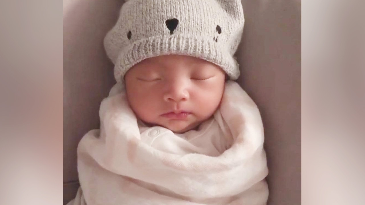 ชมความน่ารัก น้องโนล่า ลูก เจนี่-มิกกี้ ฟังเพลงหลับตาพริ้มน่าเอ็นดู (คลิป)