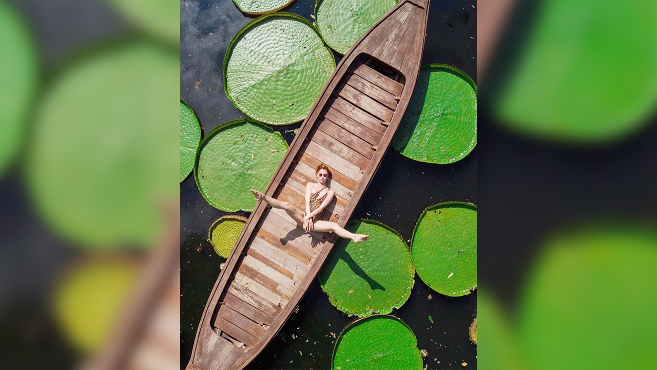 ซาบีน่า ทำหนุ่มๆ ตาค้าง ใส่ชุดว่ายน้ำโพสท่ายากบนเรือพาย