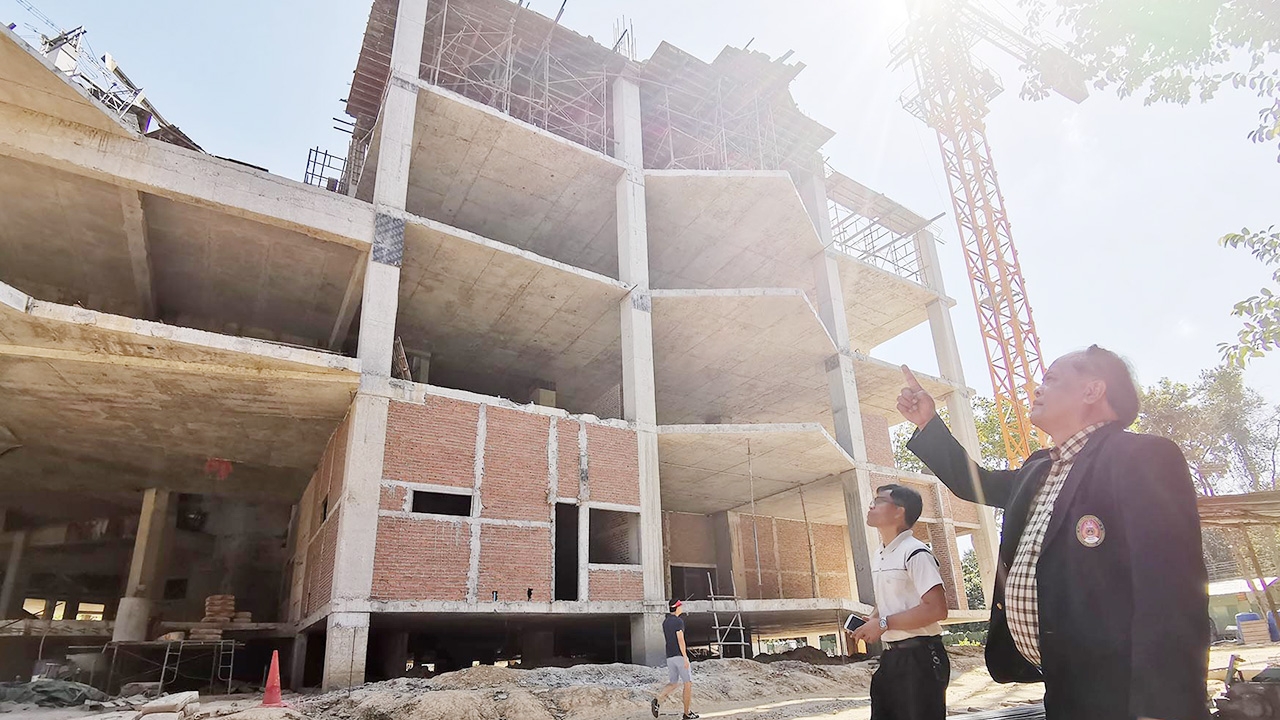 นั่งร้านก่อสร้างอาคารเรียน ใน มรภ.ศรีสะเกษ ถล่ม ทับคนงานเสียชีวิต1 ราย