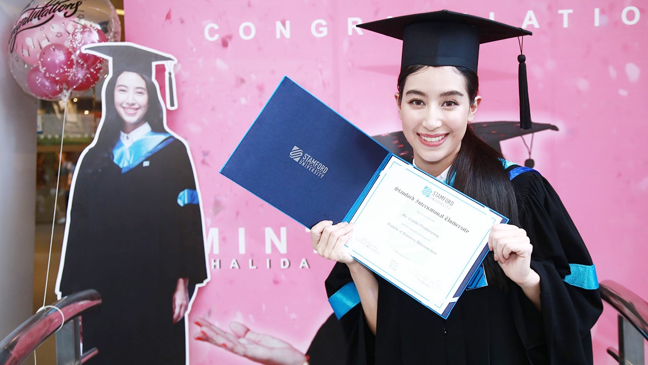 มิ้นต์ ชาลิดา เรียนจบแล้ว ยิ้มแก้มปริหวานใจ ภูผา ร่วมยินดี 