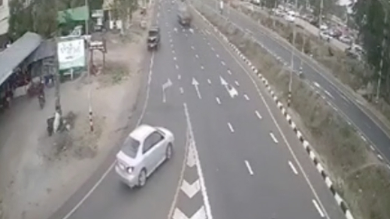 รถบรรทุกขนวัวชนท้าย จยย.วัยรุ่นร้อยเอ็ดซ้อน 3 กลางถนนตาย 1 เจ็บ 2 ราย