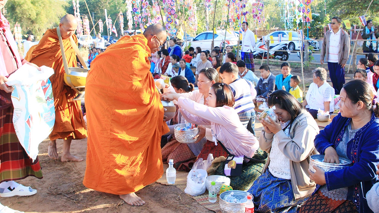ชาวกาฬสินธุ์พร้อมใจ สวมชุดพื้นบ้านตักบาตรยามเช้า หนุนท่องเที่ยวในชุมชน