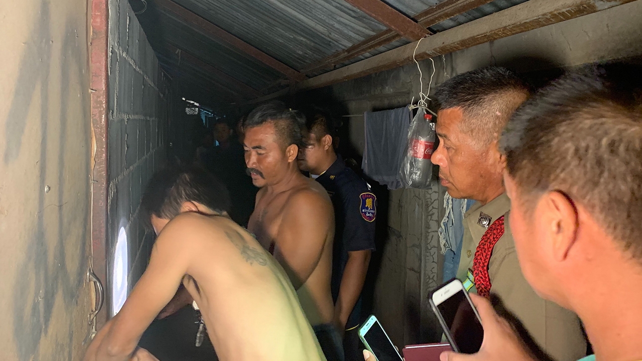 คนงานกัมพูชาบอกลาเพื่อน ผูกคอดับคาห้องพัก คาดรักขมเป็นเหตุ