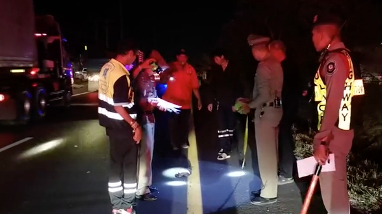 หนุ่มใหญ่ประจวบฯ วิ่งข้ามถนนไม่มองรถ ถูกกระบะชนดับคาที่