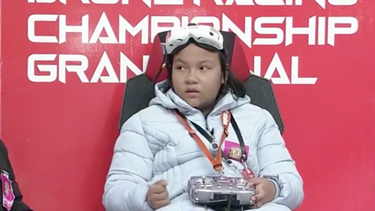 กระหึ่มโลก “น้องมิลค์” ป้องกันแชมป์โดรนเรซซิ่ง (คลิป)