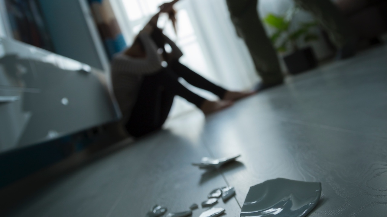 สาวขอความช่วยเหลือ อ้างอดีตสามีซ้อม ต่อยลูกสาววัย 15 ก่อนพรากลูกคนเล็ก