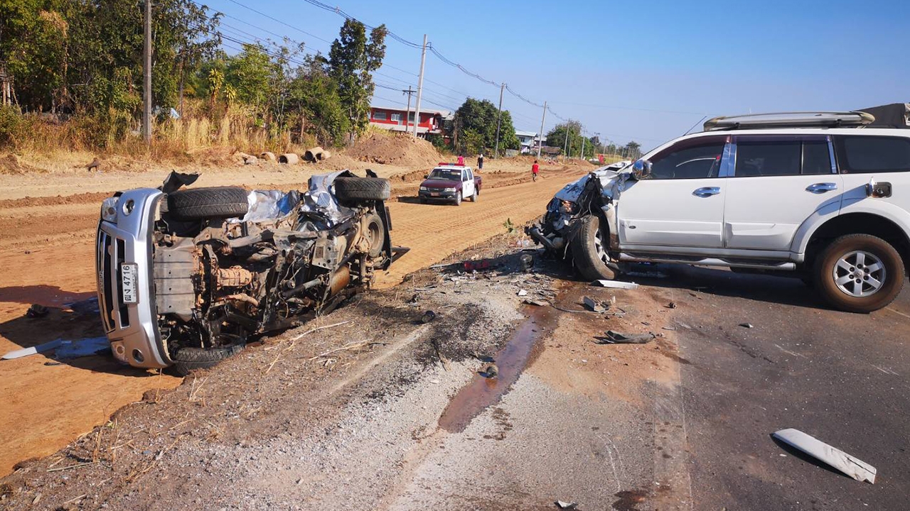 สลด ปาเจโร่เบรกไม่ทัน พุ่งชนกระบะขวางเลนสนั่น ตกข้างทาง ดับ 4 เจ็บ 2