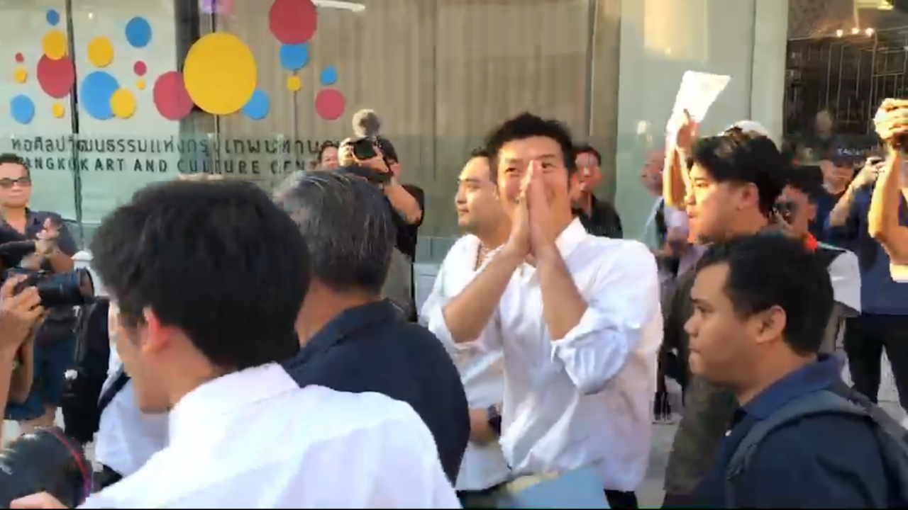 "ธนาธร" ถึงสกายวอล์ก ปทุมวัน ทำกิจกรรมชุมนุม มวลชนโห่ร้องต้อนรับ (คลิป)