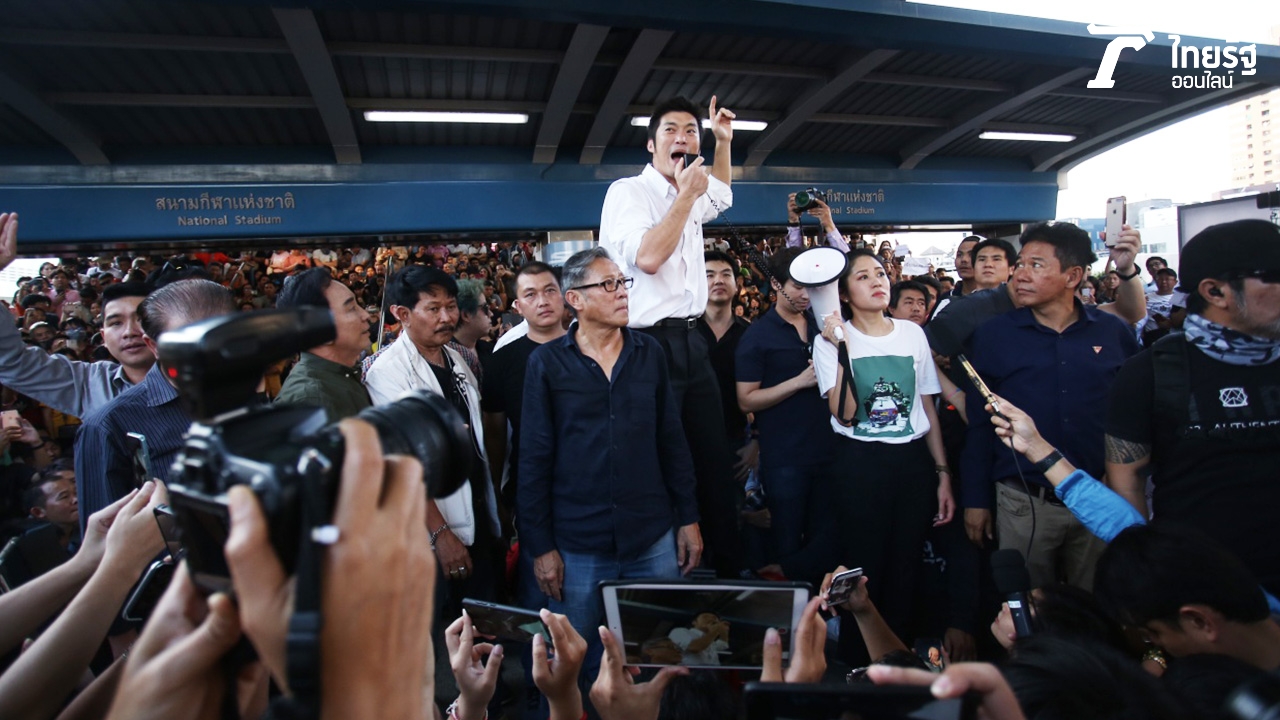 ตร. โดนกลุ่มผู้ชุมนุม โห่ไล่ ขอทางเดินให้คนทั่วไปสัญจร หลังยุติชุมนุม (คลิป)