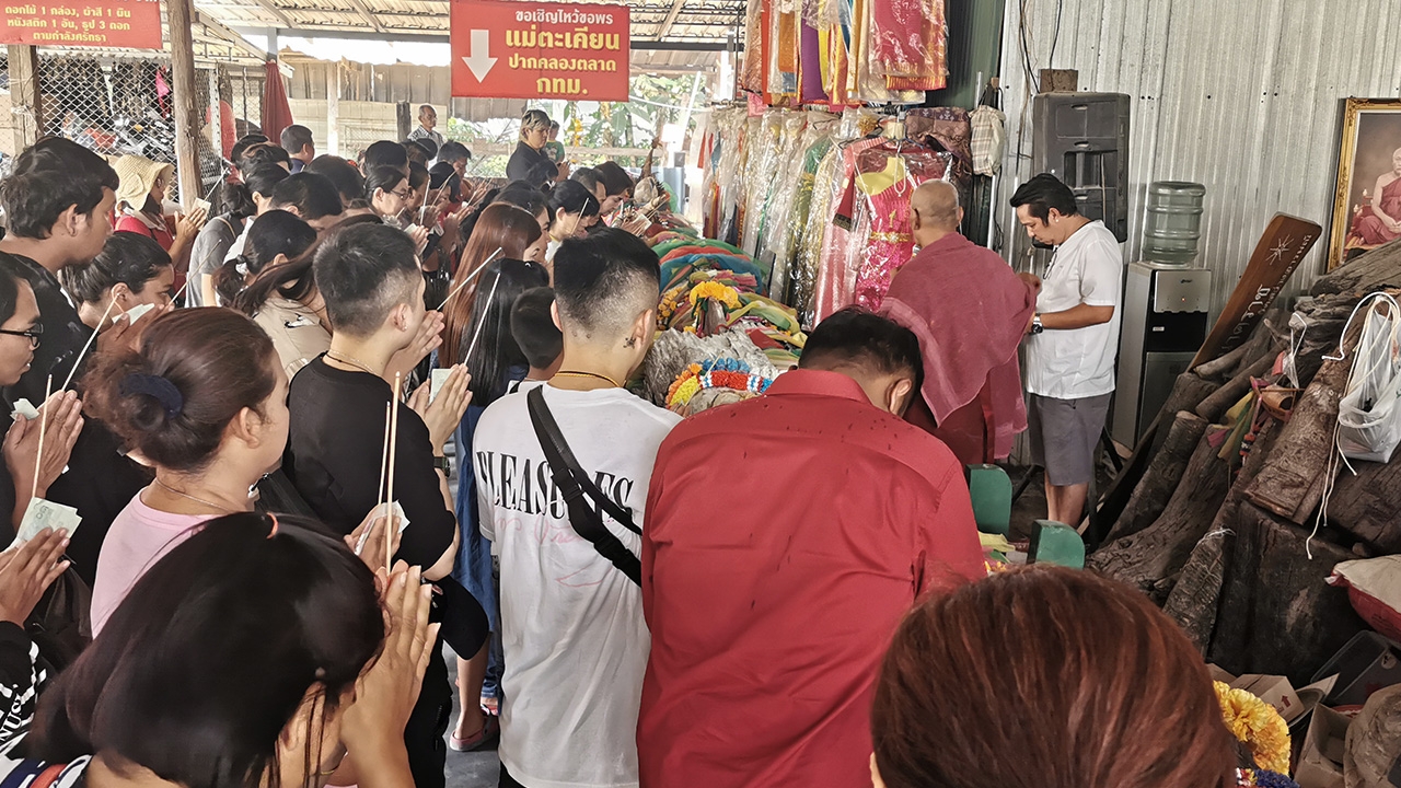 เซียนหวยแห่ขอโชค "ตะเคียนทอง" ร.5 แน่นวัดสว่างฯ ดีใจเห็น "เลขเด็ด"