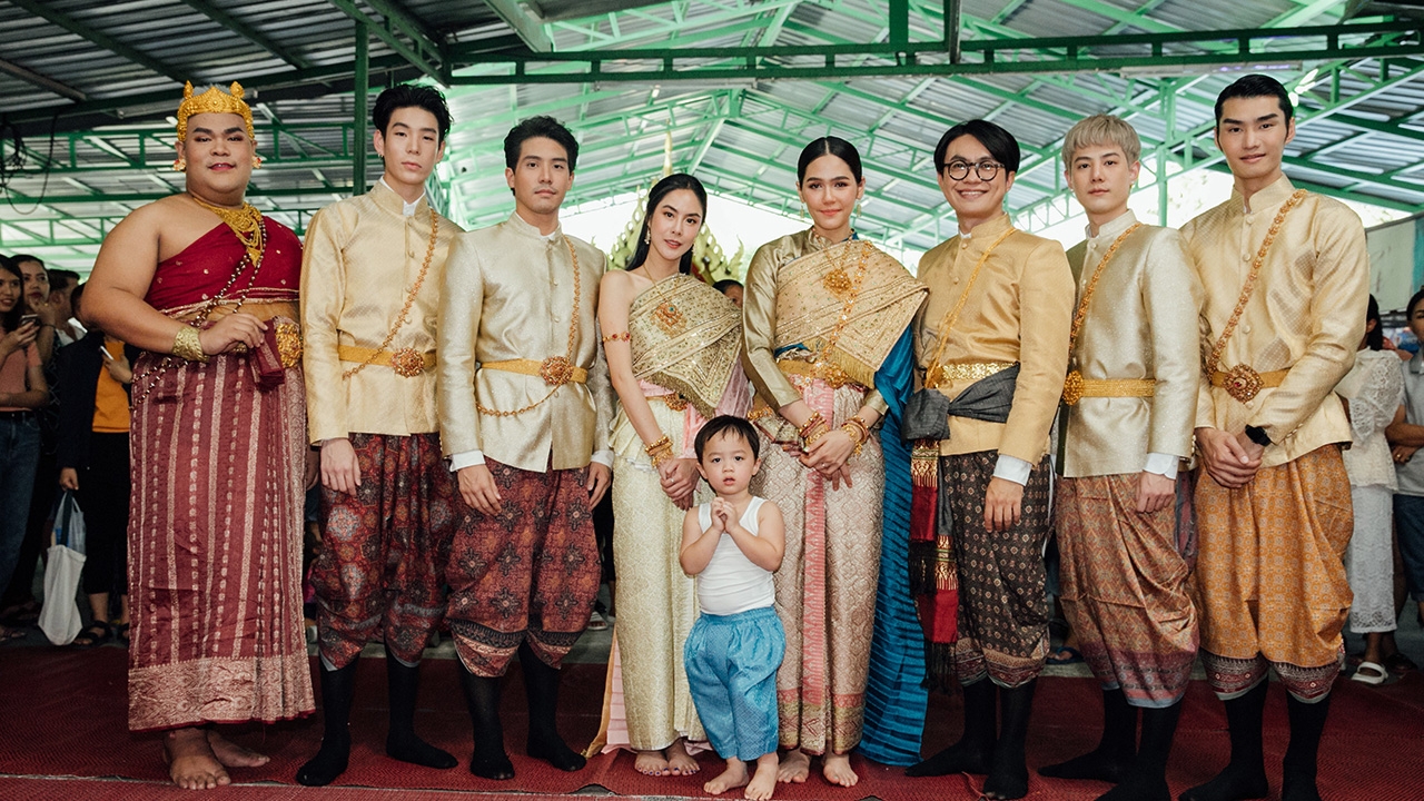 ชมพู่ อารยา นำทีมตุ๊ดซี่ส์แต่งสวย รำแก้บนย่านาค แต่คนกลับโฟกัสที่น้องพายุ (คลิป)
