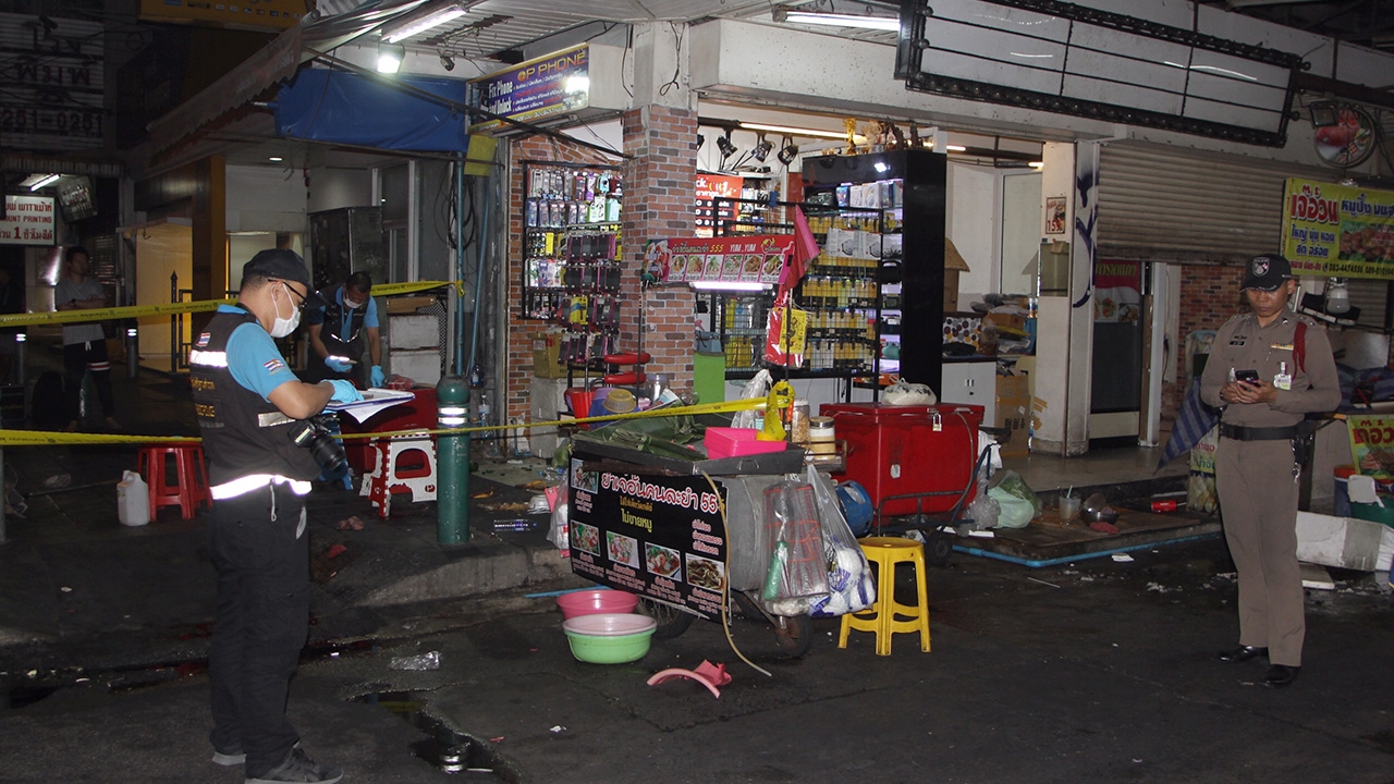 ชายโหดทะเลาะเมีย ฉุนพลเมืองดีมาห้าม คว้ามีดแทง 4 แผลดับสลด