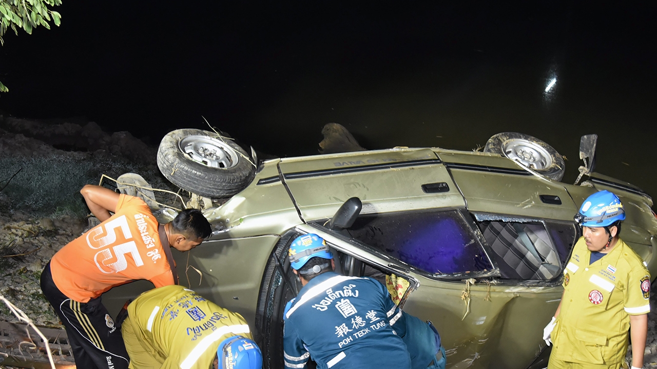 รถเก๋งเจ้าหน้าที่เทศกิจ ชนต้นไม้-ดับ2ศพ