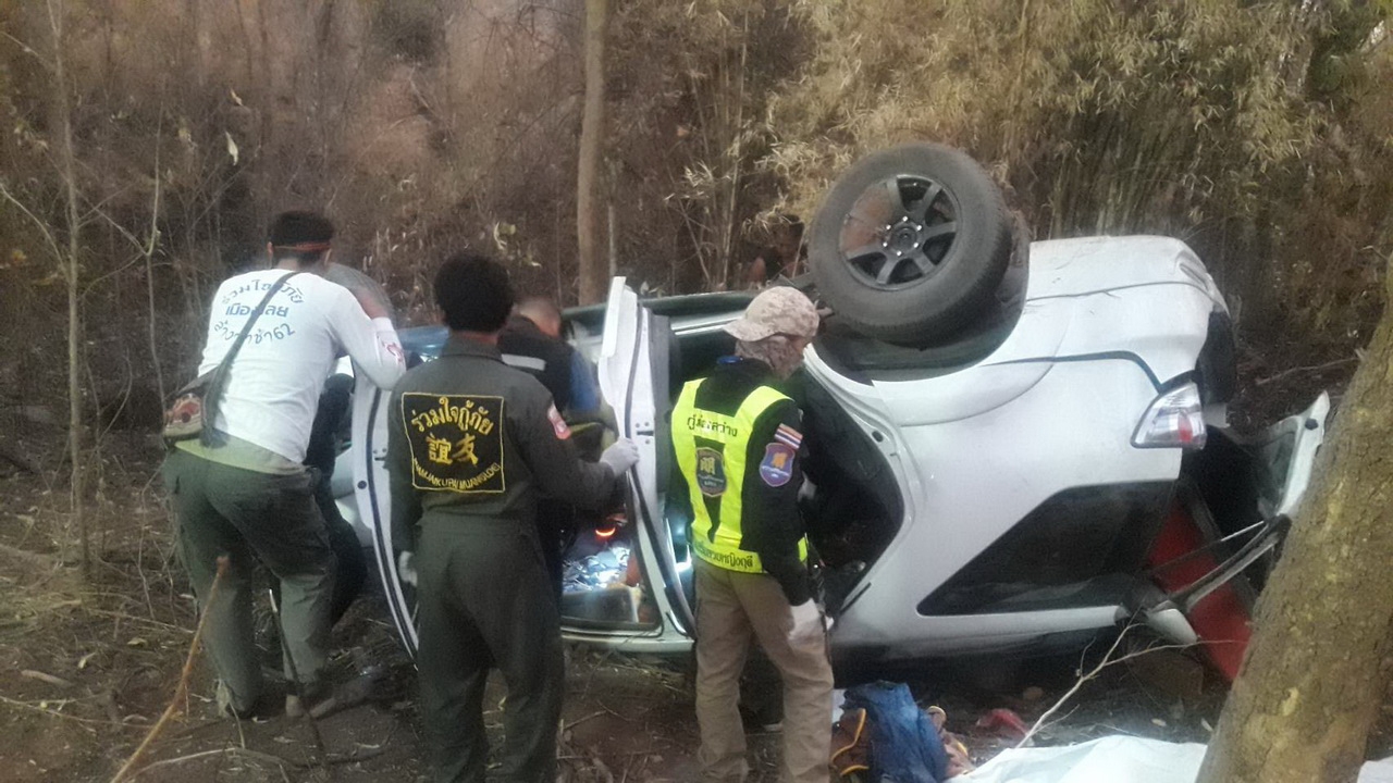 ฟอร์จูนเนอร์พลิกคว่ำที่ภูหลวง ตาย 2 เจ็บ 5 จนท.เจอปืน-อุปกรณ์เสพไอซ์