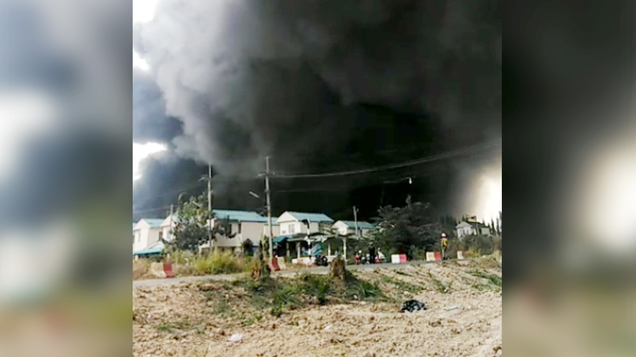 เพลิงไหม้โรงงานเก็บของเก่า ใกล้บ้านเอื้ออาทร ควันดำลอยโขมงขึ้นฟ้า