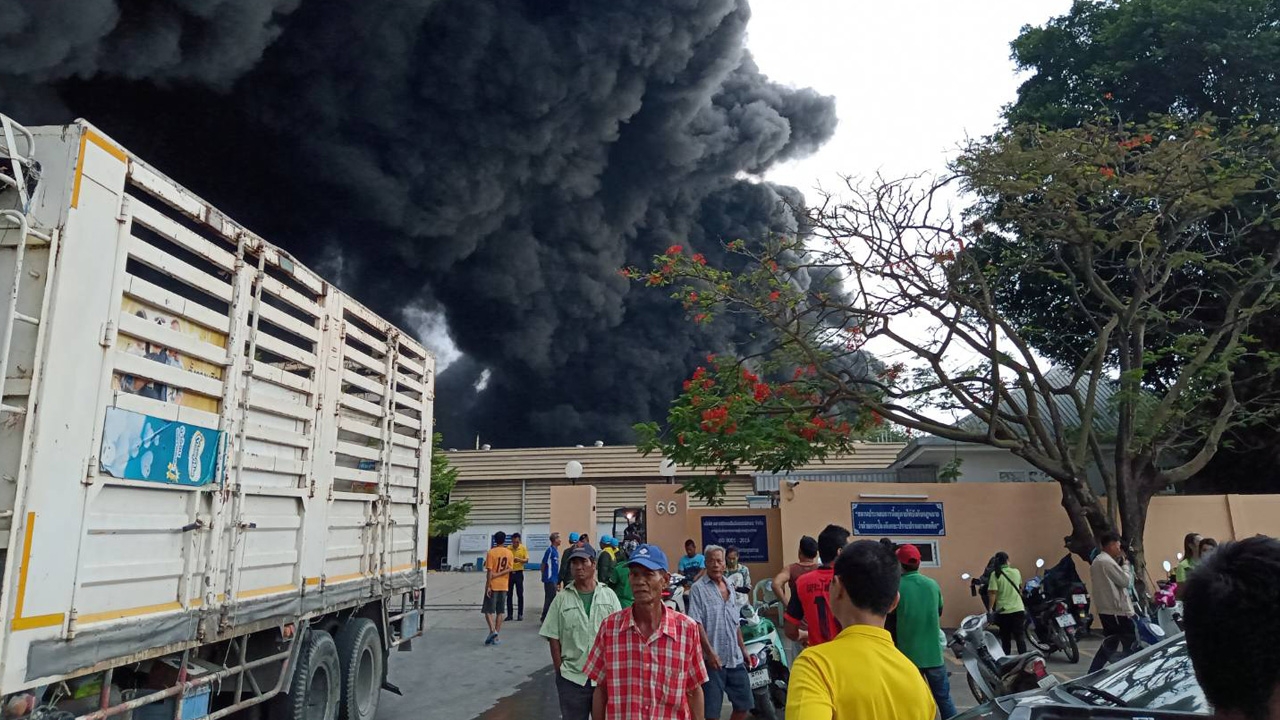 เผาหญ้า ไฟลามไหม้โรงงานรีไซเคิล พนักงาน 300 คน วิ่งหนีตาย