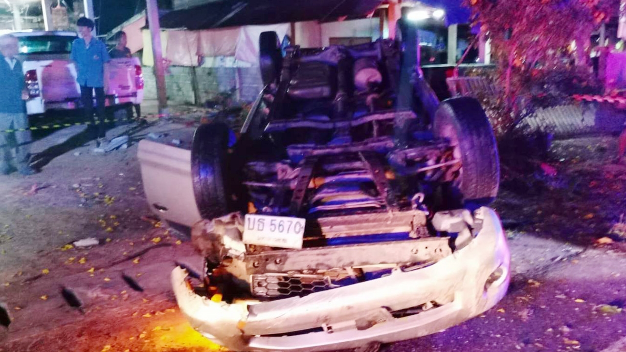 กระบะควบฝ่าสายฝน เสียหลักพลิกคว่ำ หงายท้องล้อชี้ฟ้า ดับ 1