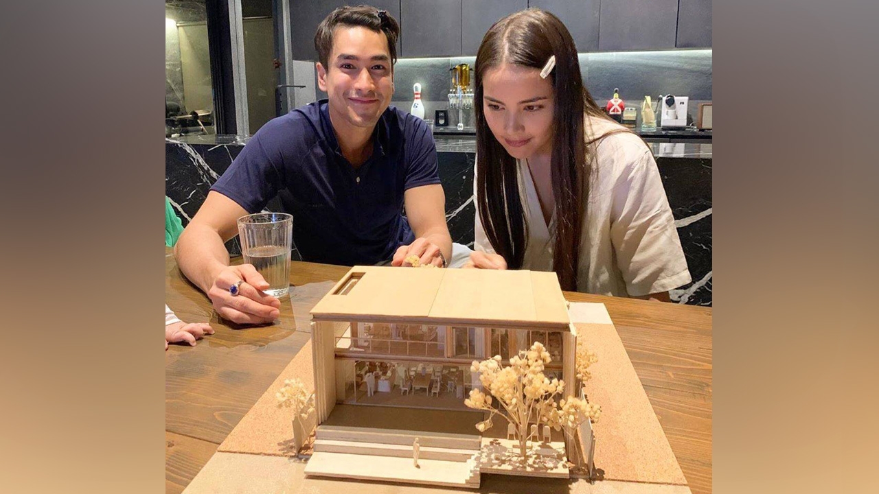 แม่แก้ว โพสต์ภาพ ณเดชน์-ญาญ่า แต่คนโฟกัสแปลนบ้านที่อยู่ตรงหน้า