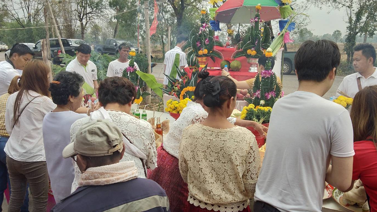 ชาวบ้านบวงสรวง "เจ้าพ่อหนานอินแปง" คอหวยไม่พลาด "เลขเด็ด" ขันน้ำมนต์