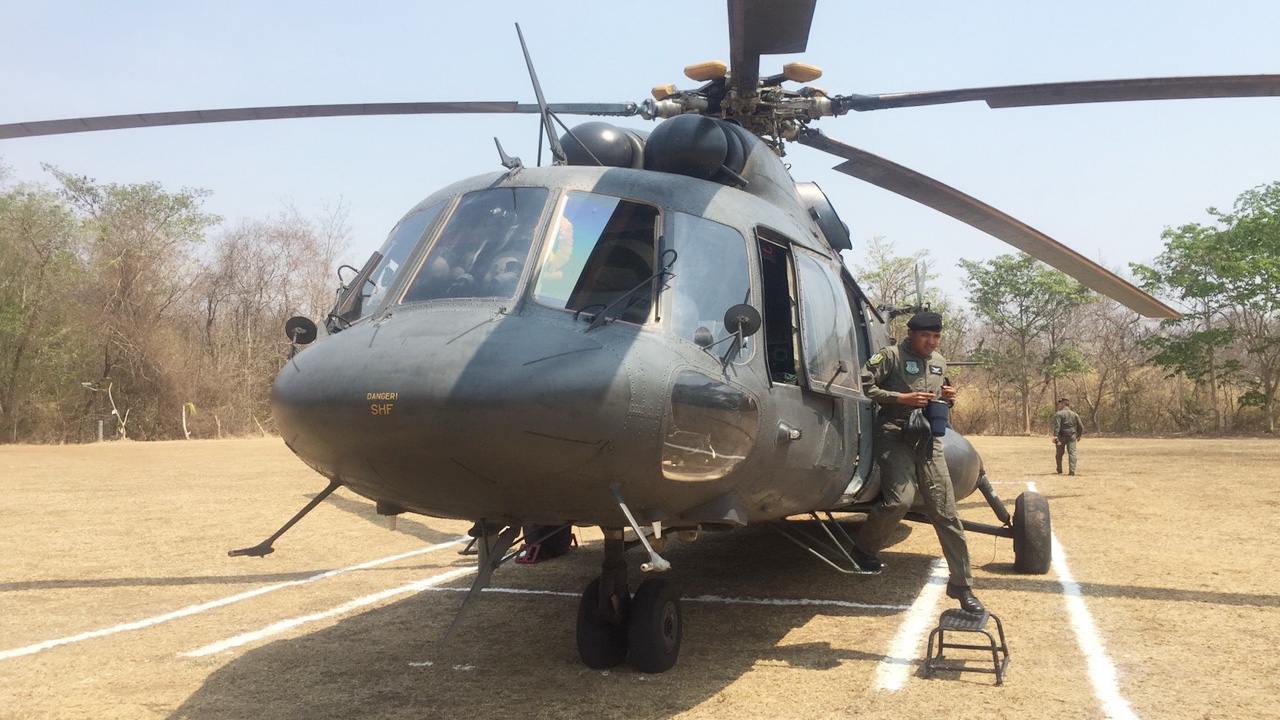 เฮลิคอปเตอร์ Mi-17 มาช่วยยกรถไถและกระบะขึ้นไปทำแนวกันไฟภูกระดึงแล้ว 