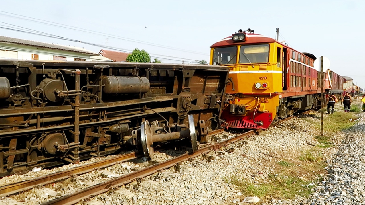 การรถไฟเร่งกู้ซากขบวนรถชนกันที่สถานีปากท่อ คาดพรุ่งนี้เดินรถได้ 100%