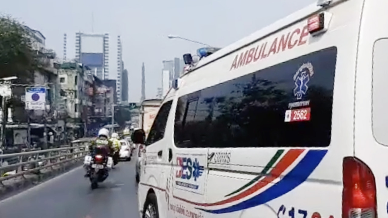 คลิปนาทีชีวิต CPR ผู้ป่วยหมดสติบนรถเมล์ มีสัญญาณชีพ รีบพาส่งโรงพยาบาล