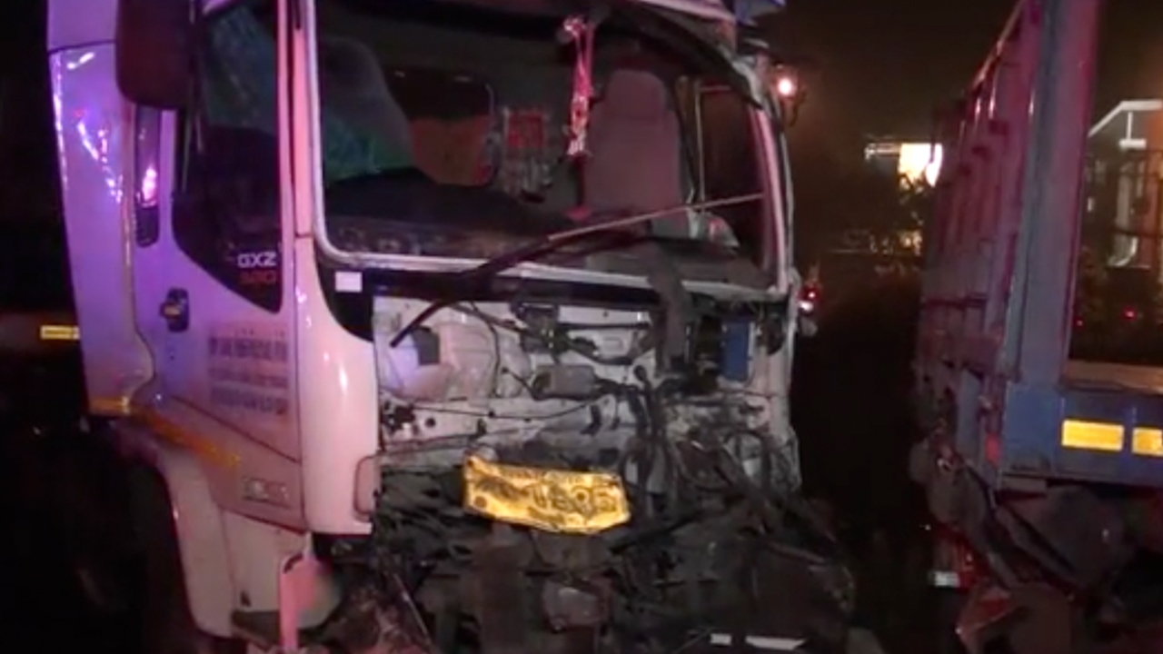 พ่วง 18 ล้อ เสยท้ายพ่วงจอดข้างทาง 2 คันซ้อน ดับ 1 เจ็บ 1 ตร.คาดหลับใน 