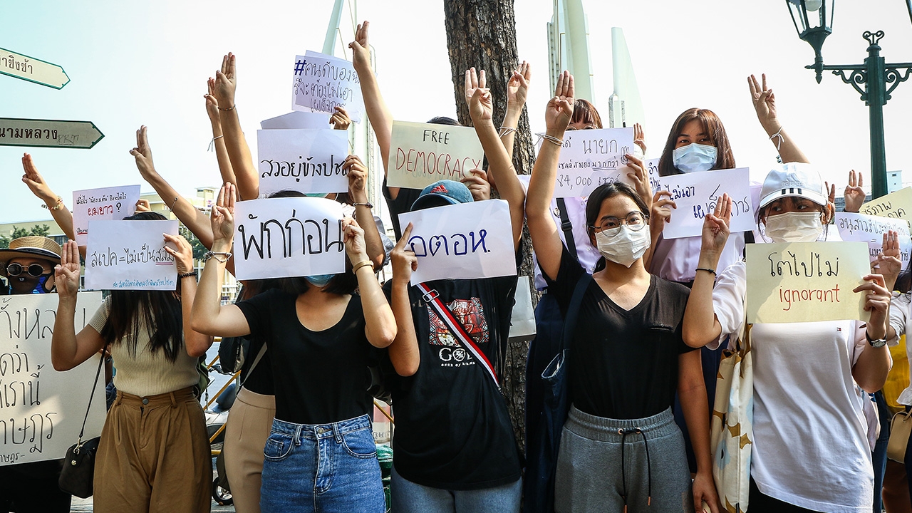 แฟลชม็อบการเมือง นักเรียนนักศึกษา วันเดียวมี 15 สถาบัน ลามไปทั่วประเทศ