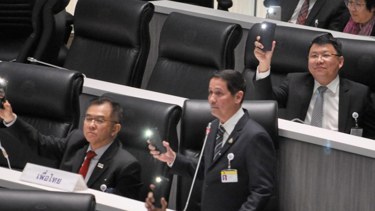 "อนุดิษฐ์" ขอ ส.ส.ฝ่ายค้าน ร่วมเปิดไฟโทรศัพท์มือถือ ไล่ "ตู่ธานอส"  