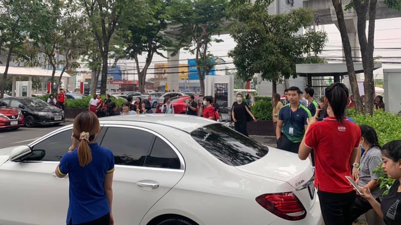 เปิดคลิปนาที คนแตกตื่น วิ่งหนีอลหม่าน หลังผัวบุกยิงเมีย 4 นัดกลางห้าง