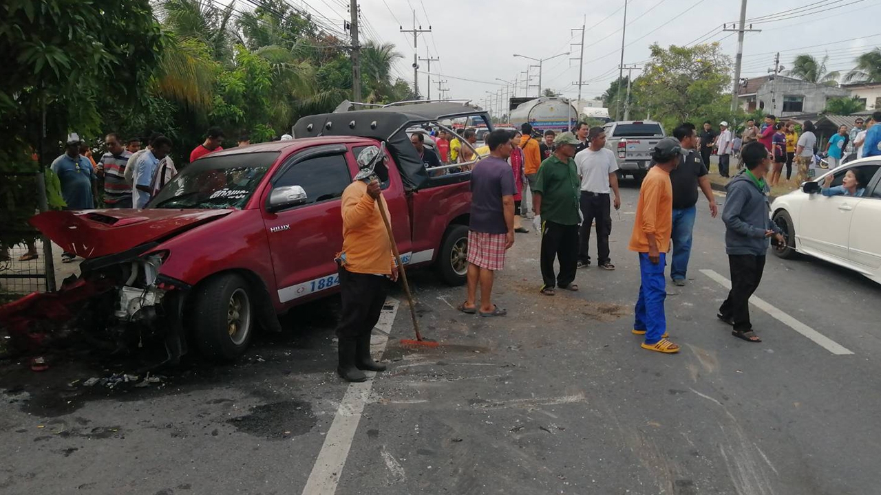 กระบะยางระเบิดพุ่งประสานงาสองแถวที่สทิงพระ ทำเด็ก 13 ปี ตาย 1 เจ็บ 20 