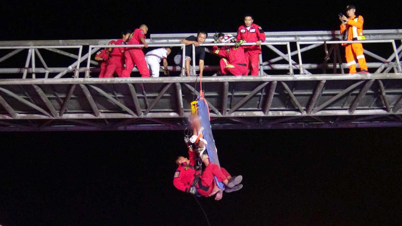 ช่วยชีวิตกลางดึก หนุ่มปีนผูกคอ กู้ภัยมัดร่างโรยตัวจากป้ายทางด่วน