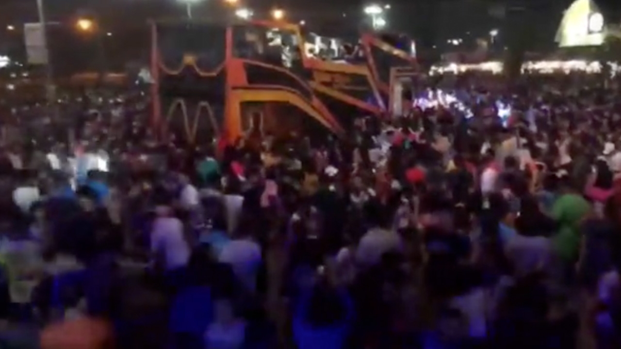 ตีกันยับ มหกรรมรถแห่ มีตติ้งแรงงาน ขวด-เก้าอี้ว่อน เจ็บนับสิบราย