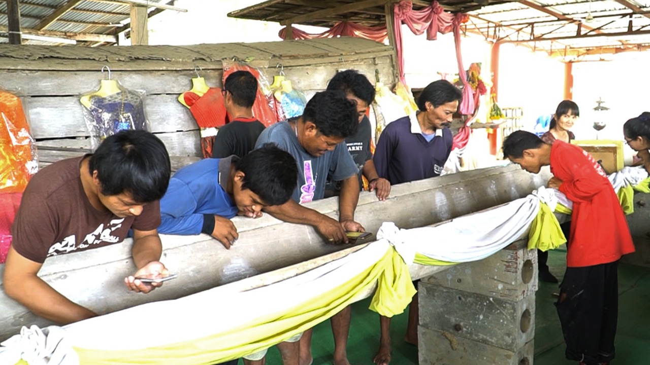 แห่ขอ "เลขเด็ด" แม่ศรีสะไบทอง เรือไม้สักอายุ 200 ปี หลังให้โชคหลายงวดติด