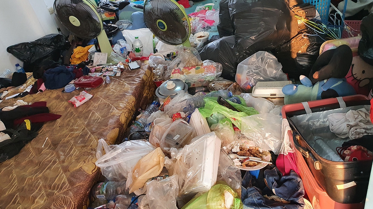 เจ้าของสุดช้ำ สาววัยรุ่นเช่าห้อง 1 ปีกว่า ขยะเกลื่อน สยองเจอผ้าห่ออึ