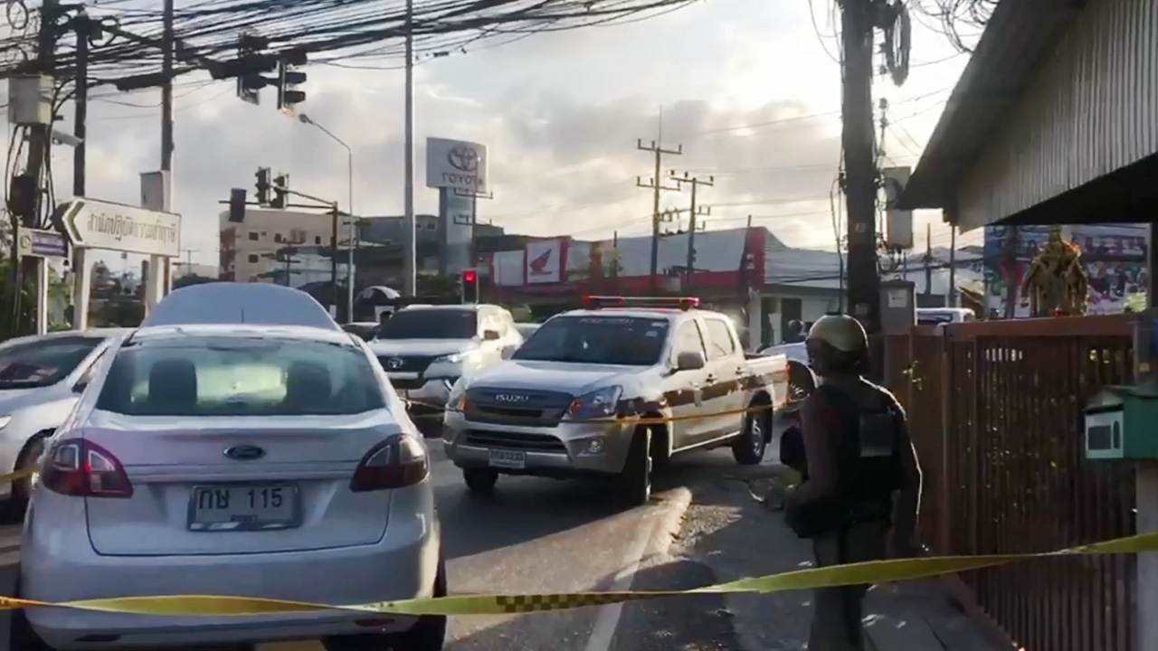 ชนดะ 11 คัน เก๋งมียาบ้า 2 เม็ดซิ่งหนีตำรวจ ไล่ยิงยางสกัดกว่าจะจนมุม