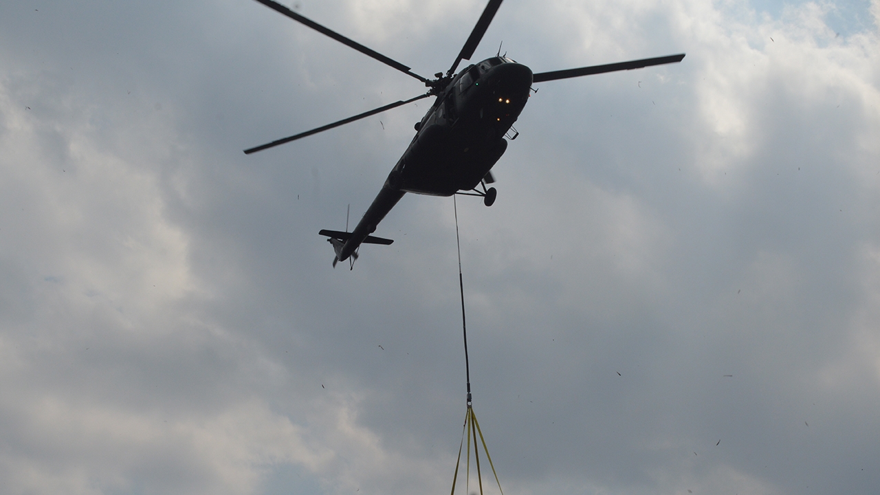 ฮ.Mi-17 ปิดจ๊อบยกรถไถ และอุปกรณ์กว่า 10 ตัน ขึ้นยอดภูกระดึงวันที่ 3