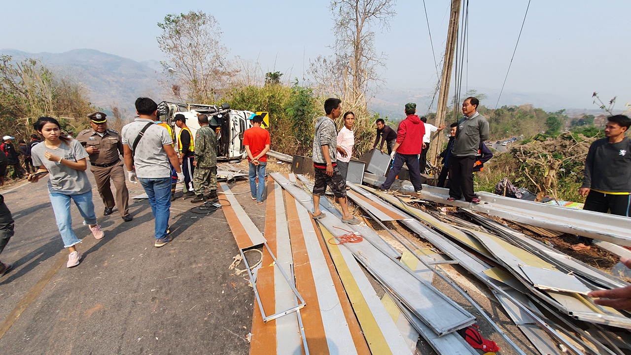 หกล้อคณะหมอลำเบรกแตก ขณะลงเขาภูเก้าง้อม พลิกคว่ำเทกระจาดตาย 1 สาหัส 5