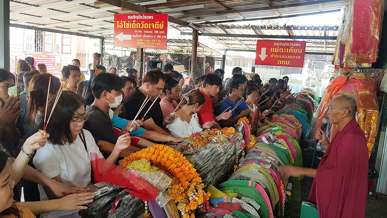 แห่ร่วมพิธีบวงสรวง ตะเคียน ร.5 คอหวยยิ้มกว้างได้ "เลขเด็ด" ลุ้นโชค