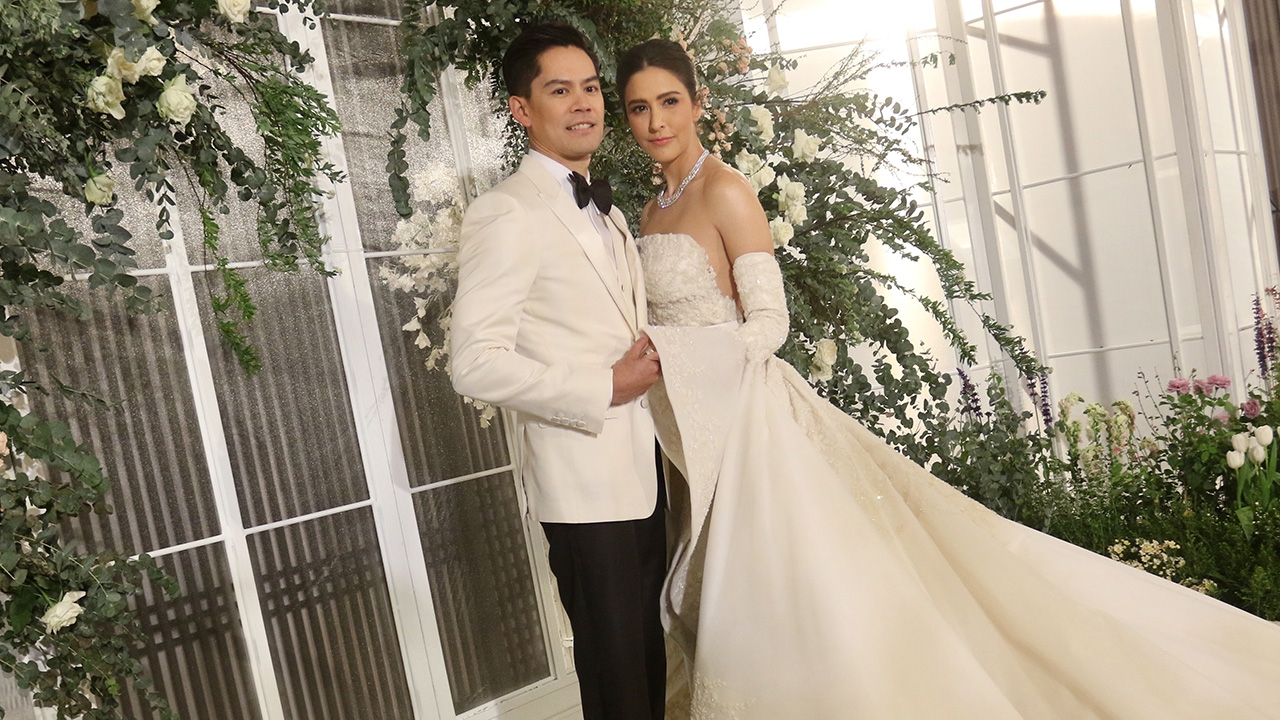 ส่องชัดๆ ชุดแต่งงาน ริต้า หนัก 30 กิโลต้องใช้คนแบก 6 คน