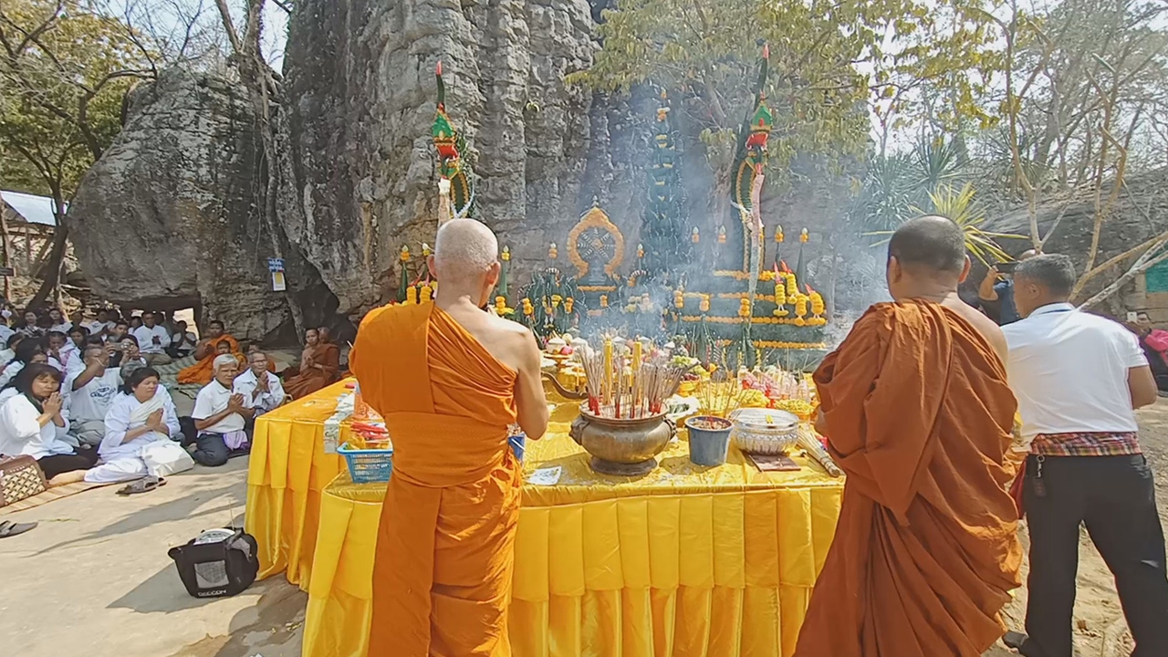 คอหวยคึกคัก ส่อง "เลขเด็ด" ขันน้ำมนต์บวงสรวงสร้างวัง "ปู่มุจลินทร์นาคราช"