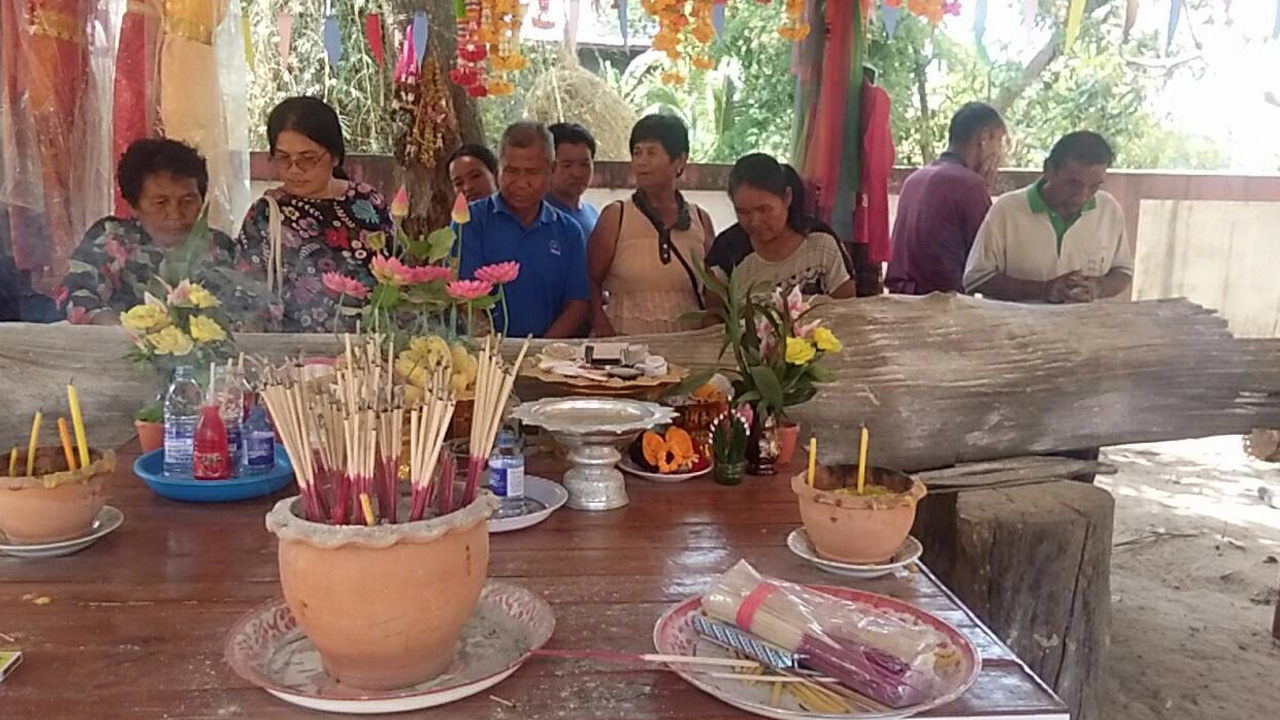 คอหวยอธิษฐานขอ "เลขเด็ด" ปู่คำย่าทอง "ไหหิน-ตะเคียนโบราณ" วัดโคกกุง