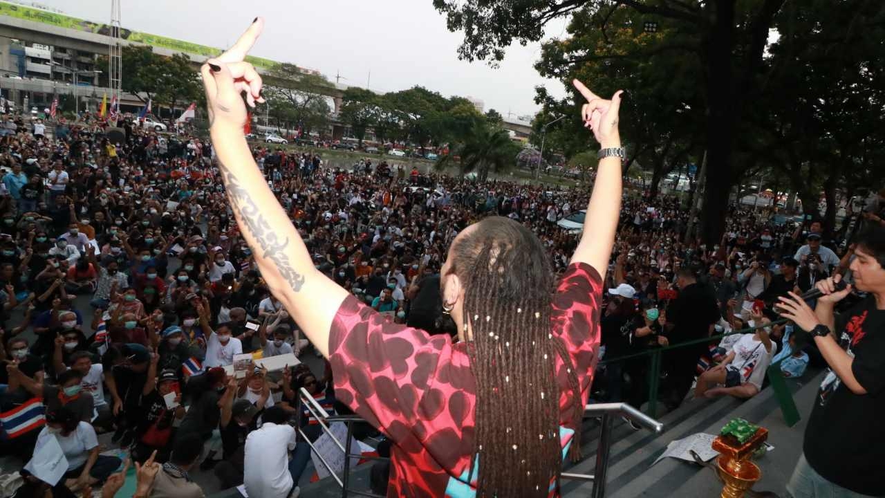 ป่วน แฟลชม็อบ ม.เกษตรฯ ชายสวมชุดเชียร์ มธ. บุกประชิดเพนกวิน 