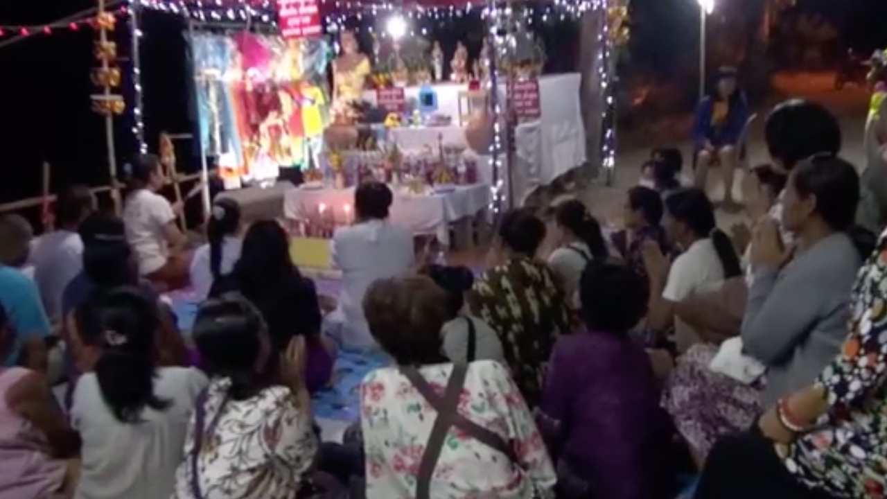 ชาวบ้านแห่ขอหวยตะเคียน ‘แม่สไบเงิน สไบทอง’ เผยถูกมาแล้ว 3 งวดติด
