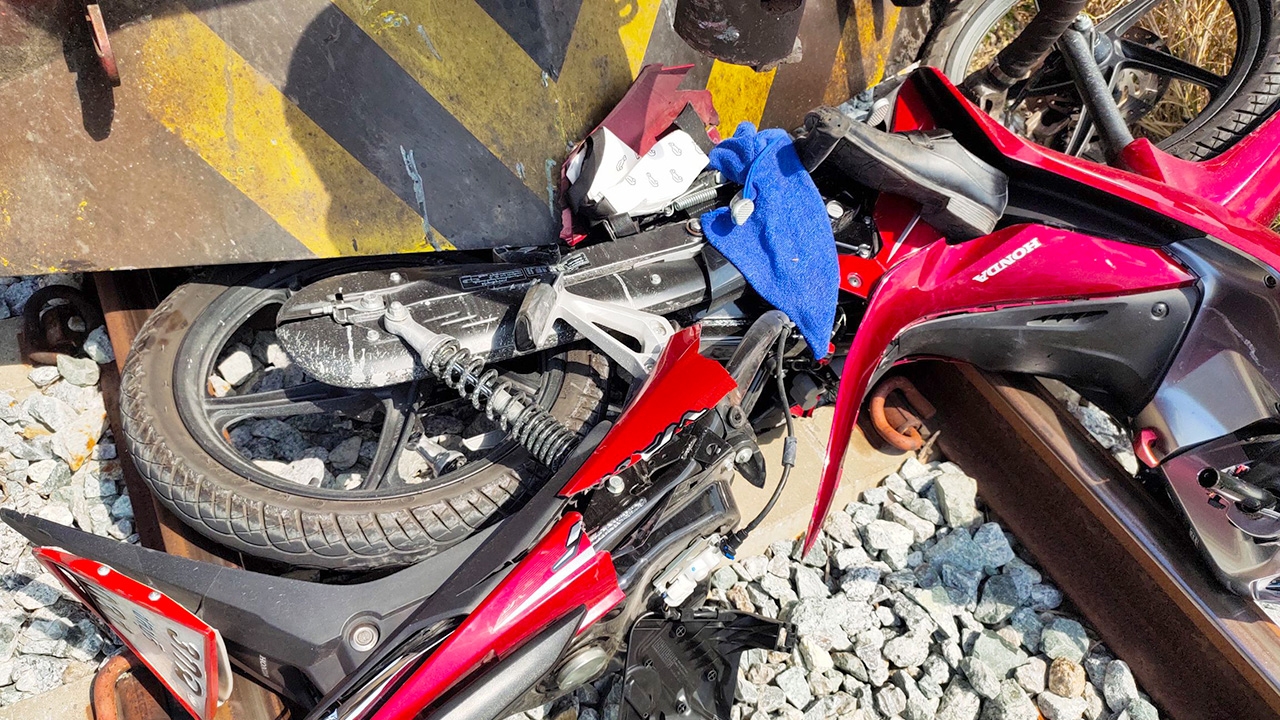 รถไฟชนเซลส์แมนเสียชีวิต พยานเล่า ขี่มอเตอร์ไซค์ฝ่าไม้กั้น ร้องเตือนแล้ว